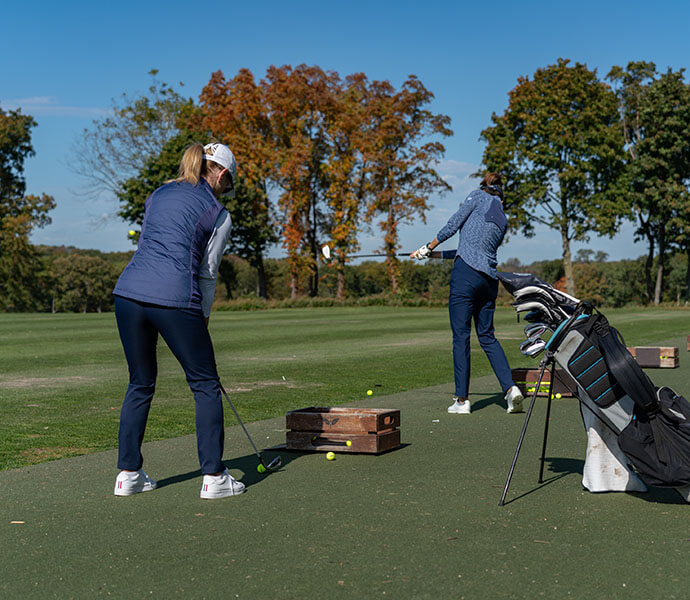 people golfing